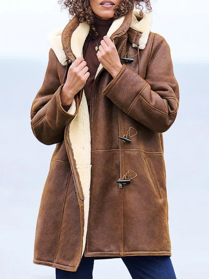 Cómoda chaqueta de shearling con capucha y bolsillos funcionales