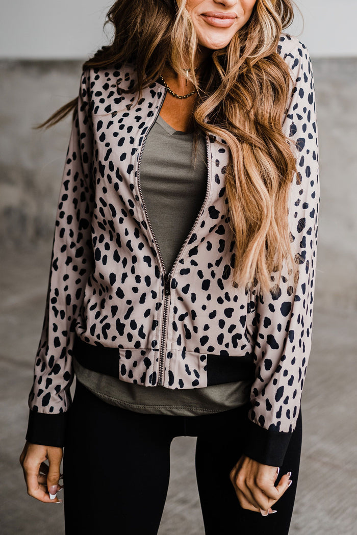 Elegante bomber con tiras decorativas