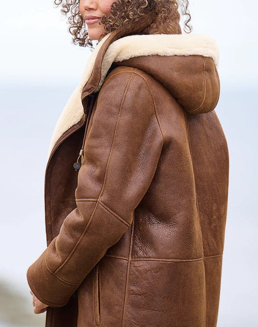 Cómoda chaqueta de shearling con capucha y bolsillos funcionales