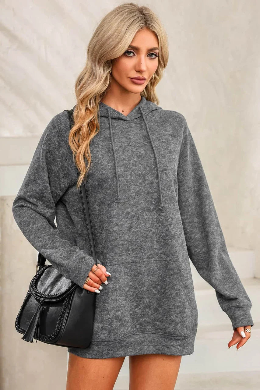 Sudadera Gris con Capucha, Bolsillo y Cordón – Estilo Mineral Wash