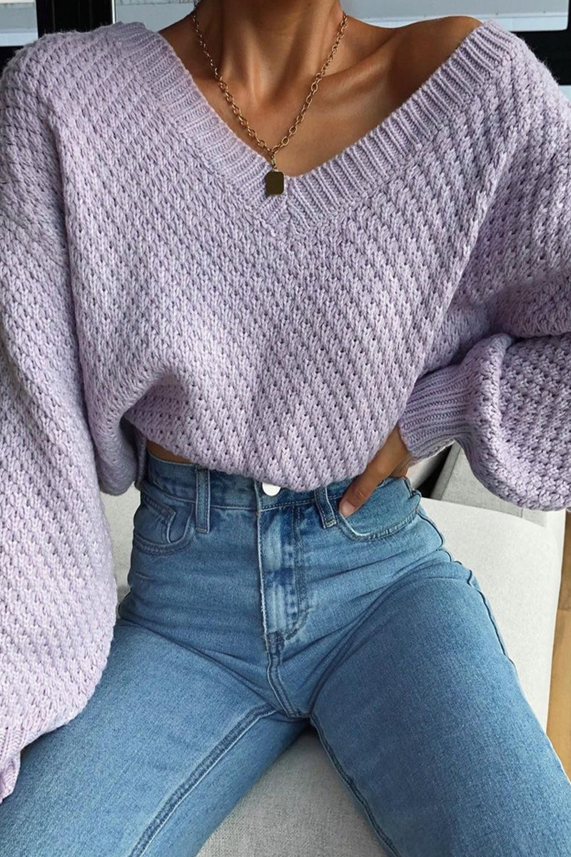 Top casual con cuello en V y detalles recortados para un estilo urbano