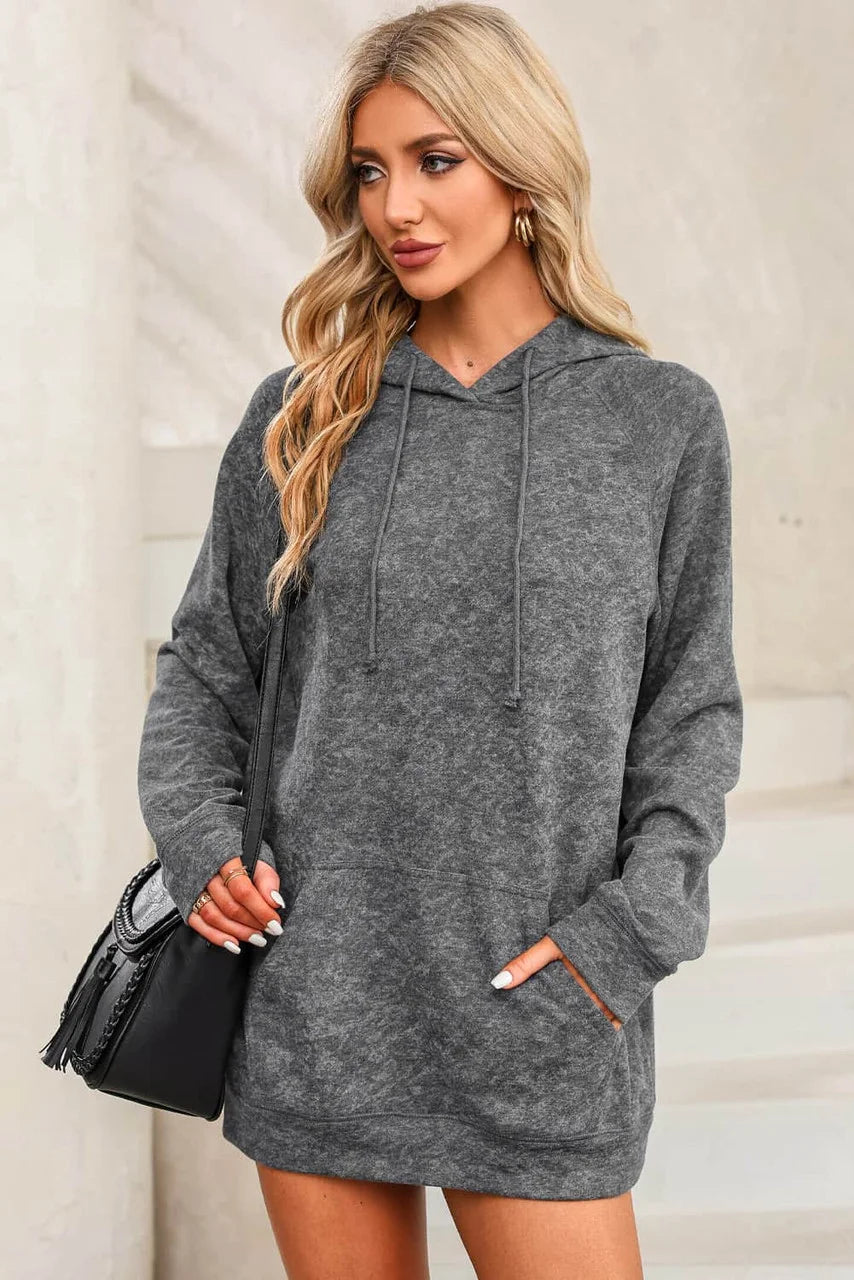 Sudadera Gris con Capucha, Bolsillo y Cordón – Estilo Mineral Wash