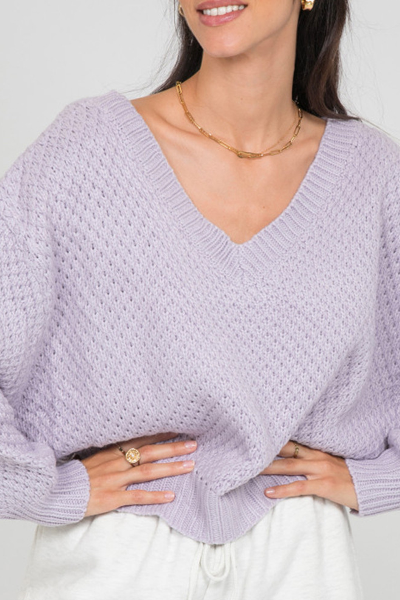 Top casual con cuello en V y detalles recortados para un estilo urbano