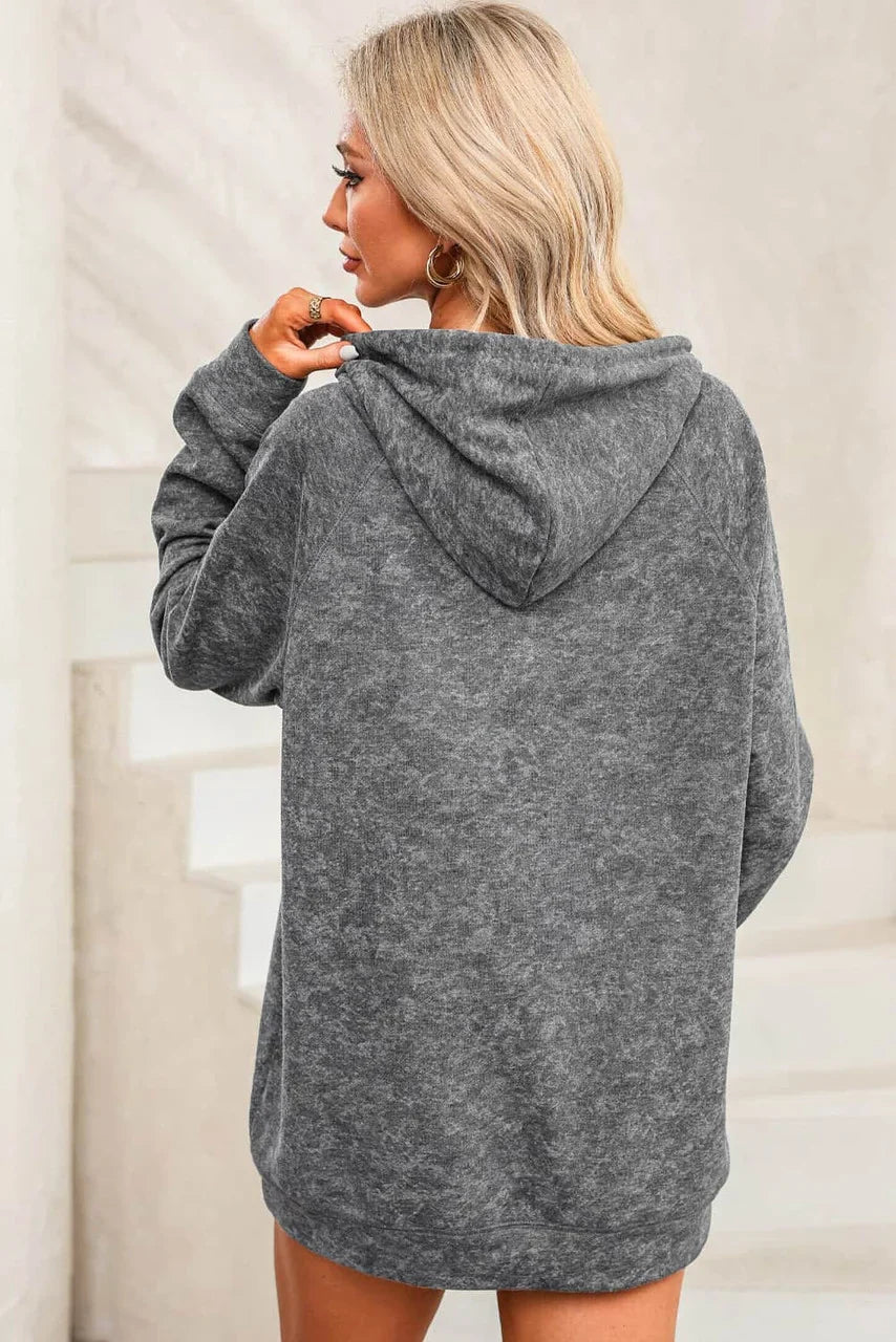 Sudadera Gris con Capucha, Bolsillo y Cordón – Estilo Mineral Wash