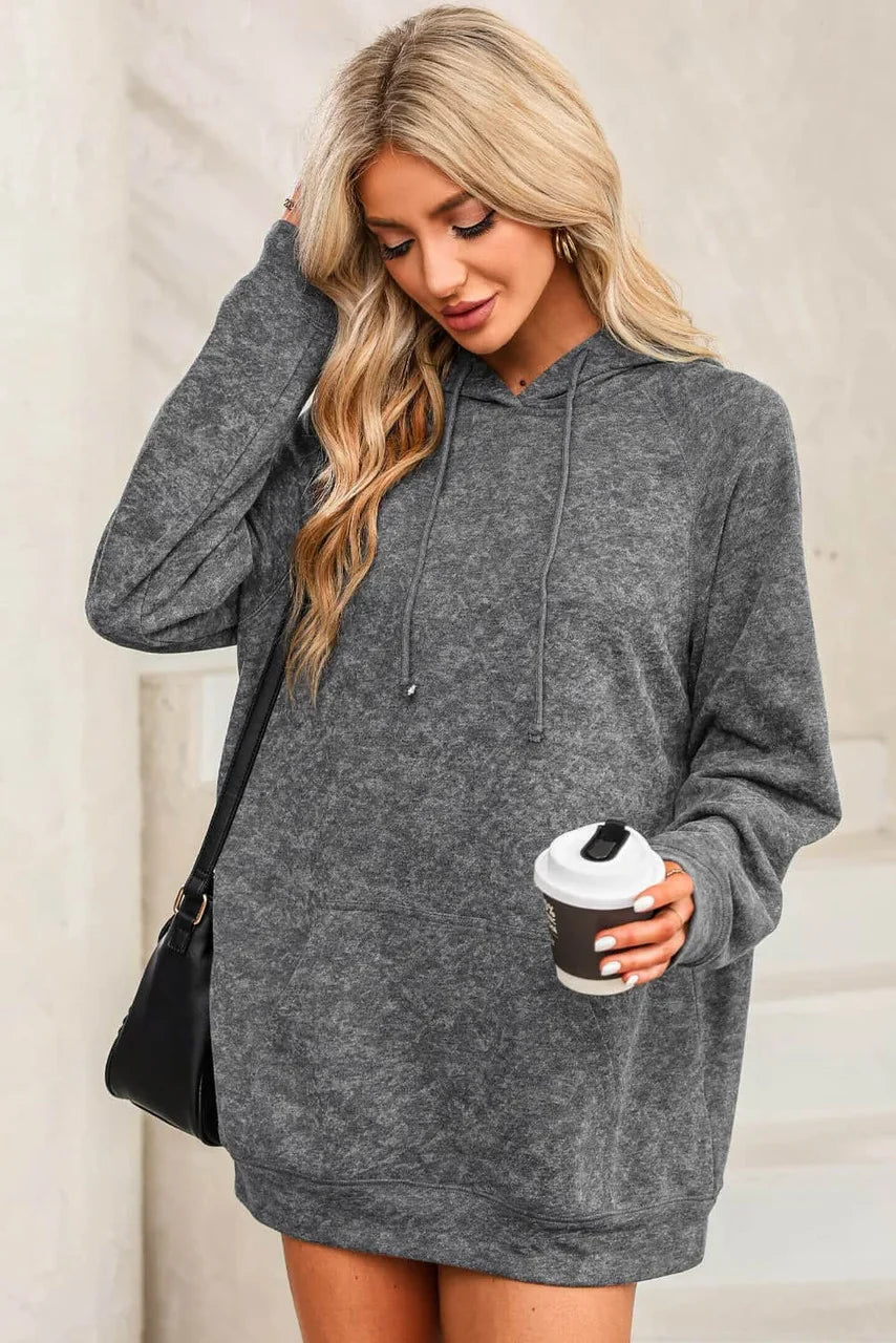 Sudadera Gris con Capucha, Bolsillo y Cordón – Estilo Mineral Wash